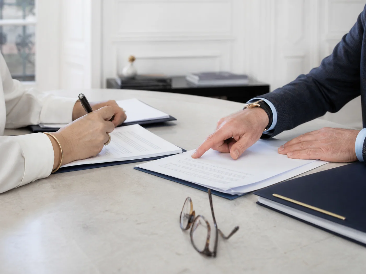 Examen de documents avant une décision de fin de carrière